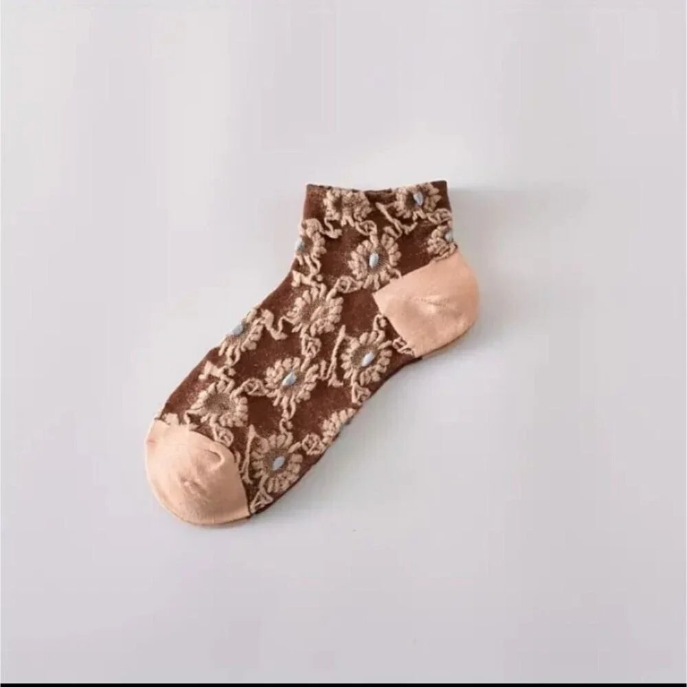 Pink floral embroidered ankle socks hosiery